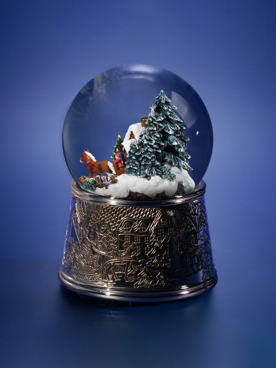 Vue latérale de la boule de neige Tempête de Neige de Noël avec traîneau et maison éclairée