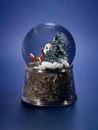 Vue latérale de la boule de neige Tempête de Neige de Noël avec traîneau et maison éclairée