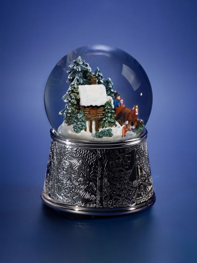 Boule à neige de Noël Tempête de Neige de Noël montrant les fenêtres éclairées dans la forêt