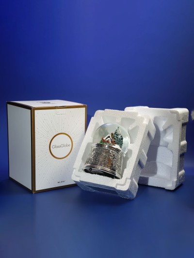 Contenu de l’emballage : snow globe Tempête de Neige de Noël bien protégé dans mousse blanche