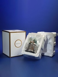 Contenu de l’emballage : snow globe Tempête de Neige de Noël bien protégé dans mousse blanche