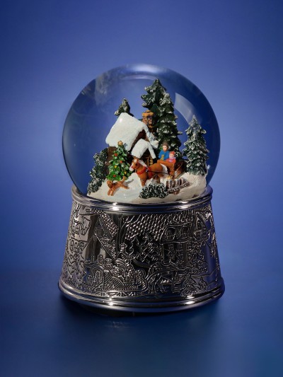 Acheter une boule à neige GLASSGLOBE avec forêt enneigée et chien courant joyeusement
