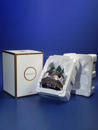 Contenu de l’emballage : boule à neige Pavillon de Chasse bien protégée dans mousse de transport