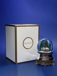 Boule à neige GLASSGLOBE accompagnée de sa boîte cadeau élégante et festive