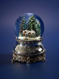 Boule de neige GLASSGLOBE avec sapins enneigés et maison éclairée de l’intérieur