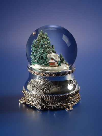 Vue latérale de la boule à neige Pavillon de Chasse avec support argenté sculpté