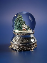 Vue latérale de la boule à neige Pavillon de Chasse avec support argenté sculpté
