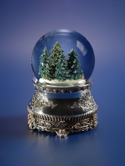 Socle sculpté de la boule à neige Pavillon de Chasse avec finition argent ancienne et design classique