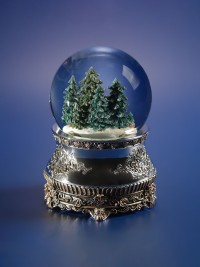 Socle sculpté de la boule à neige Pavillon de Chasse avec finition argent ancienne et design classique