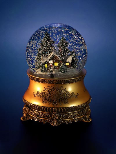 Boule de neige La Petite Maison dans la forêt avec forêt enneigée et maison illuminée de l’intérieur