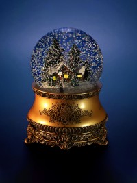 Boule de neige La Petite Maison dans la forêt avec forêt enneigée et maison illuminée de l’intérieur