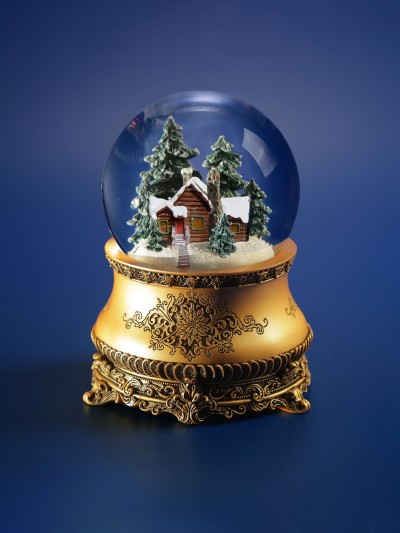 Boule de neige GLASSGLOBE avec forêt enneigée et maison illuminée de l’intérieur