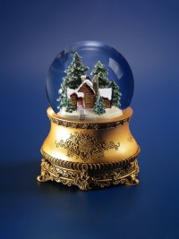 Boule de neige GLASSGLOBE avec forêt enneigée et maison illuminée de l’intérieur