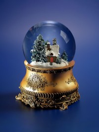 Vue latérale de la boule à neige GLASSGLOBE avec support sculpté en polystone effet bronze