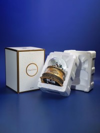 Contenu de l’emballage : boule à neige GLASSGLOBE protégée dans une mousse blanche pour livraison sécurisée