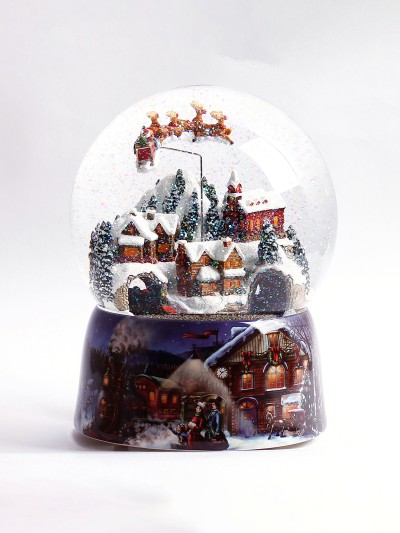 Riesige Spieluhr-Schneekugel „Weihnachtsdorf“ mit kleinem Zug, dem Schlitten des Weihnachtsmanns mit seinen Rentieren und der Me