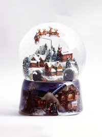 Riesige Spieluhr-Schneekugel „Weihnachtsdorf“ mit kleinem Zug, dem Schlitten des Weihnachtsmanns mit seinen Rentieren und der Me