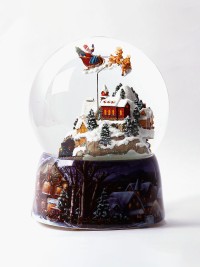 Riesige Spieluhr-Schneekugel „Weihnachtsdorf“ mit kleinem Zug, dem Schlitten des Weihnachtsmanns mit seinen Rentieren und der Me