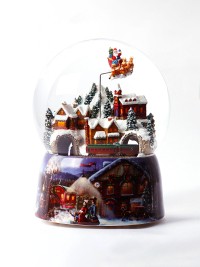 Riesige Spieluhr-Schneekugel „Weihnachtsdorf“ mit kleinem Zug, dem Schlitten des Weihnachtsmanns mit seinen Rentieren und der Me