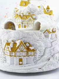 Große Schneekugel „Goldener Heiligabend“ mit fahrendem Dampfzug, rotierendem Schlitten und Spieluhr