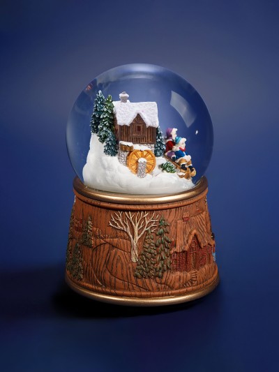 Vue latérale de la boule de neige Moulin à eau avec base imitation bois sculpté et enfants en luge