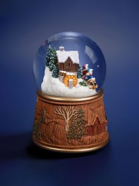 Vue latérale de la boule de neige Moulin à eau avec base imitation bois sculpté et enfants en luge