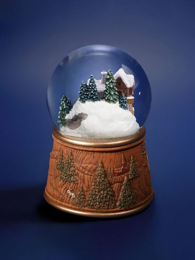 Vue latérale de la boule de neige Moulin à eau avec base imitation bois sculpté et enfants en luge