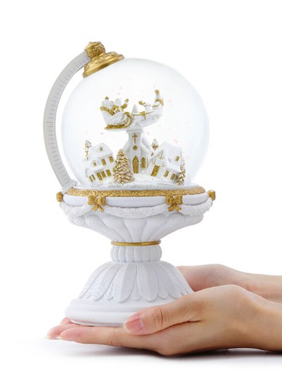 La boule à neige de Noël en forme de globe avec tempête de neige automatique et illuminations.