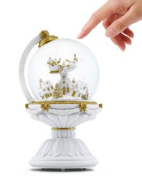 Weihnachtliche Schneekugel in Form einer Weltkugel mit automatischem Schneesturm und Beleuchtung