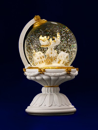 Weihnachtliche Schneekugel in Form einer Weltkugel mit automatischem Schneesturm und Beleuchtung