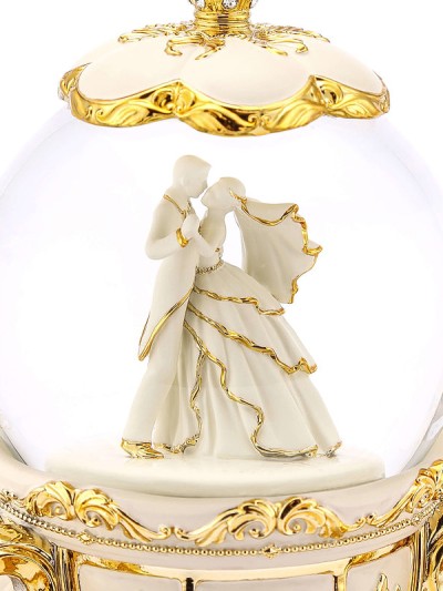 Boule à neige-carrosse dorée "Valse de l'Amour" avec éclairage, rotation et mécanisme musical