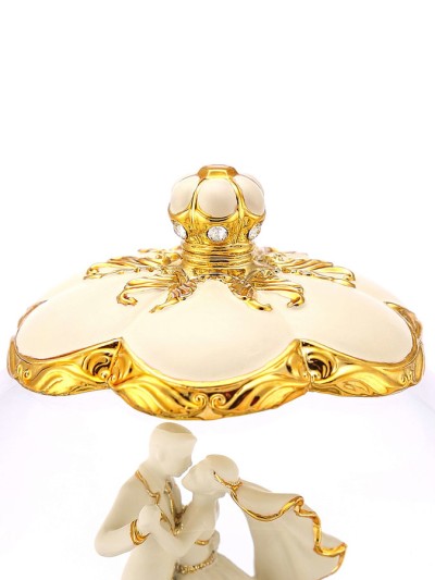 Goldene Schneekugel-Kutsche „Walzer der Liebe“ mit Beleuchtung, Rotation und Spieluhr