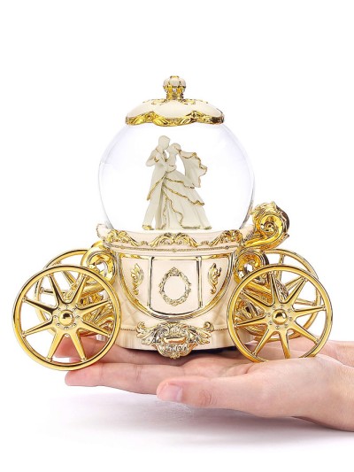Boule à neige-carrosse dorée "Valse de l'Amour" avec éclairage, rotation et mécanisme musical