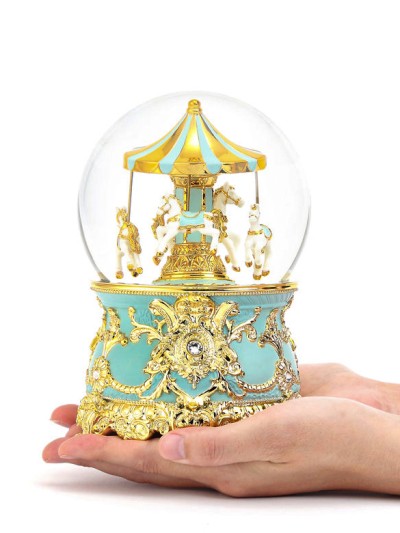 Boule à neige tendance "Carrousel Turquoise" avec cristaux Swarovski.