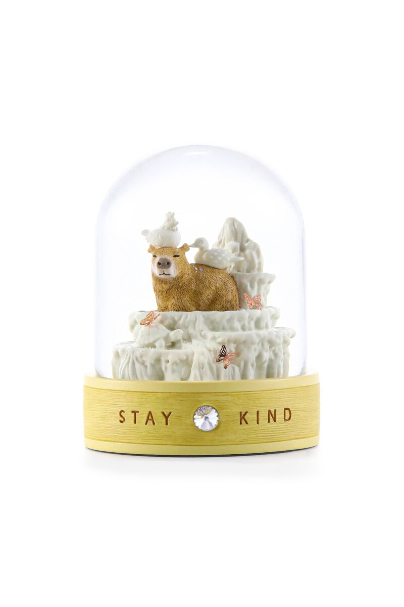 Schneekugel „Stay Kind – Die Freundlichkeit“ mit Capybara, Symbol für Güte und Freundschaft