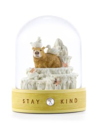 Schneekugel „Stay Kind – Die Freundlichkeit“ mit Capybara, Symbol für Güte und Freundschaft