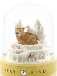 Schneekugel „Stay Kind – Die Freundlichkeit“ mit Capybara, Symbol für Güte und Freundschaft