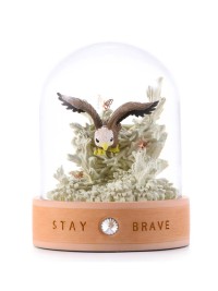 Schneekugel „Stay Brave – Der Mut“ mit Adler, Symbol für Mut und Inspiration
