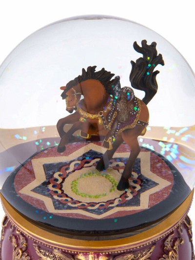 Boule à neige "Magnifique" – symbole de puissance et d'énergie, avec mélodie et strass scintillants