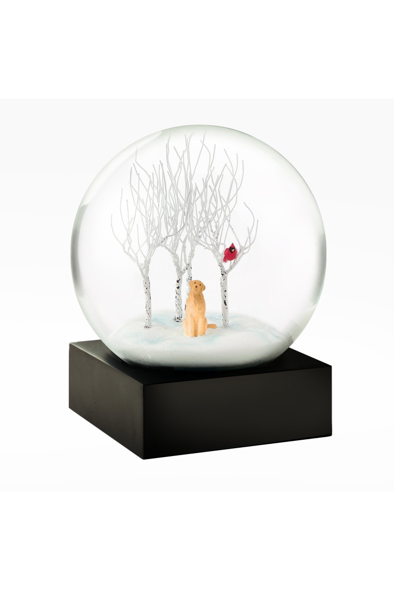 Schneekugel aus Glas „Im Wald“ mit Labrador und Vogel