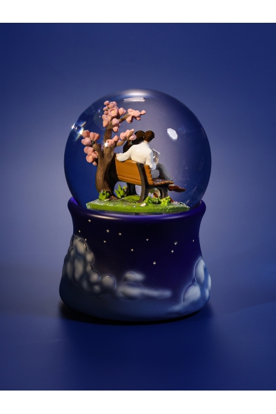 Boule à neige Histoire d’amour – snow globe musicale romantique en verre avec effet de neige et mélodie « La Vie en Rose »