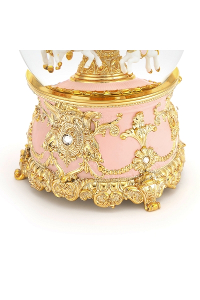 Schneekugel „Rosa Karussell“ – elegante Schneekugel mit Spieluhr, Swarovski-Kristallen und goldenen Details