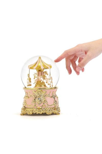 Schneekugel „Rosa Karussell“ – elegante Schneekugel mit Spieluhr, Swarovski-Kristallen und goldenen Details