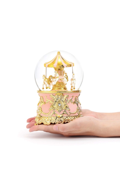 Schneekugel „Rosa Karussell“ – elegante Schneekugel mit Spieluhr, Swarovski-Kristallen und goldenen Details