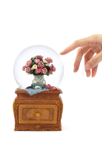 Sammler-Schneekugel mit Spieluhr und Schmuckschublade %shop-name%