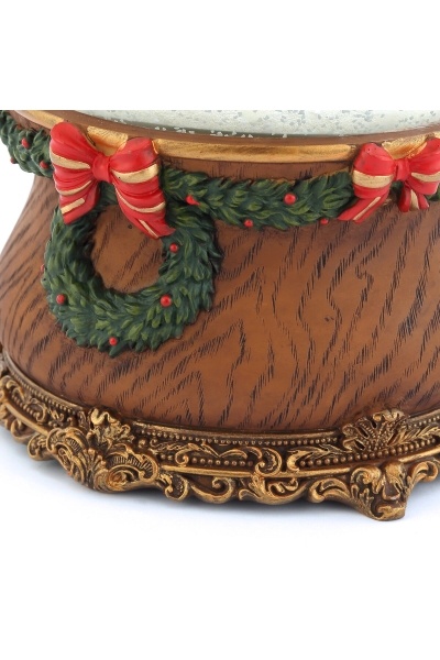 Große klassische Weihnachts-Schneekugel mit Spieluhr, Weihnachtsmann und geschmücktem Tannenbaum