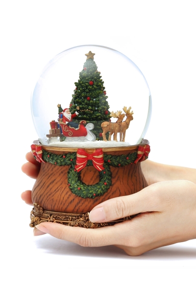 Große klassische Weihnachts-Schneekugel mit Spieluhr, Weihnachtsmann und geschmücktem Tannenbaum