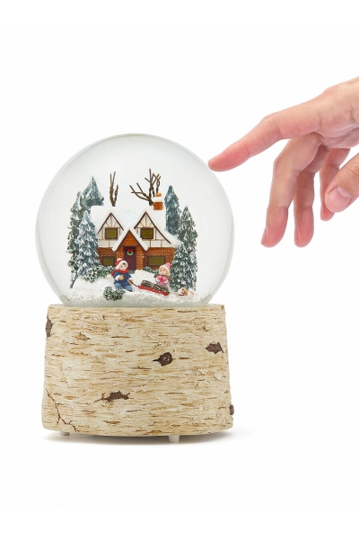 Große beleuchtete Weihnachts-Schneekugel mit verschneitem Chalet und automatischem Schneewirbel