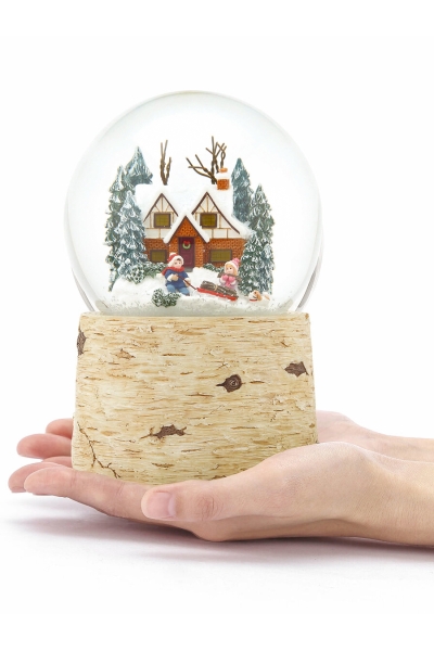 Große beleuchtete Weihnachts-Schneekugel mit verschneitem Chalet und automatischem Schneewirbel