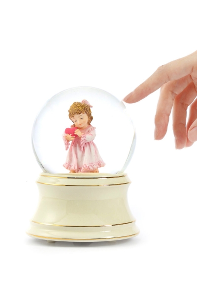 Cœur d’ange – boule à neige musicale artisanale avec ange et cœur rouge